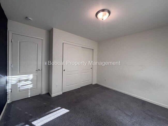 Building Photo - Large Home in Dayton with Mother In Law Quarters