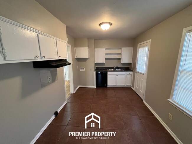 Building Photo - Charming 3BR Home w/ Hardwood Floors & Fenced Backyard