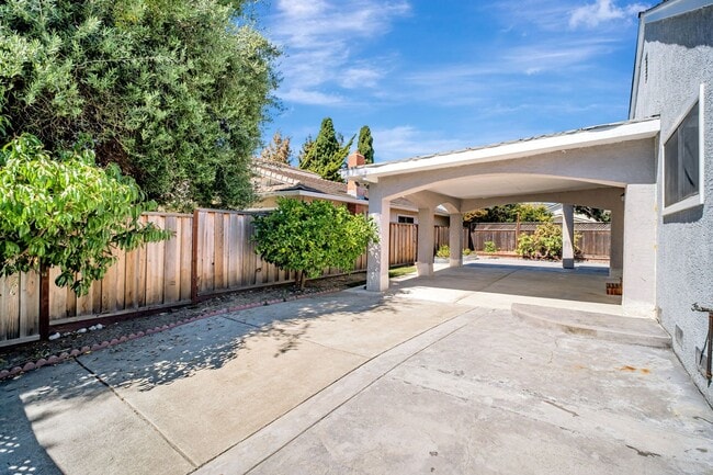 Building Photo - Charming 3BR/2BA Single Family Home for re...