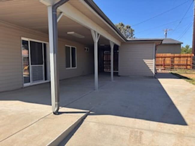 Building Photo - Corner lot in Golden Hills 3bdrm, 2 bath