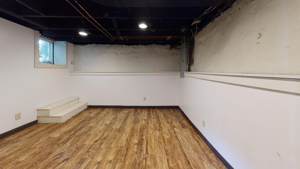 Building Photo - 155 E 13th Ave