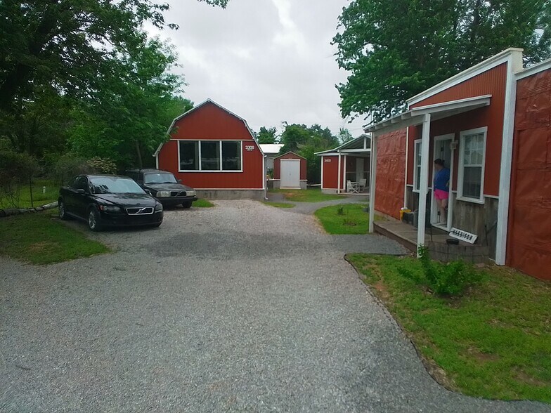 Building Photo - 3308 E Oakleaf Dr