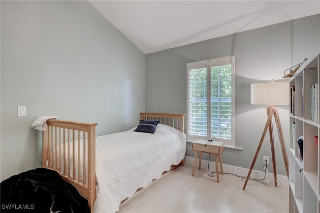 Building Photo - 687 9th Ave S