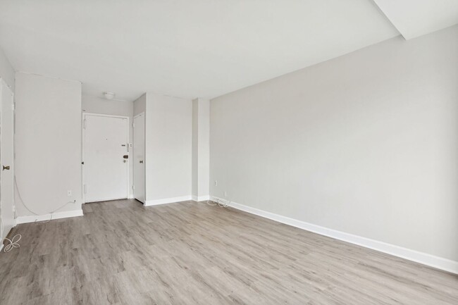Building Photo - Charming & Bright Studio at River Place West