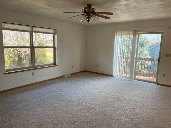Building Photo - 732 Meadow Park Dr