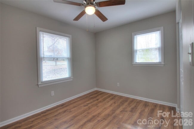 Building Photo - 700 Sharon Dr