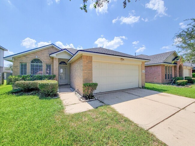 Building Photo - BEAUTIFUL 3 BEDROOM 2 BATH WITH WOOD TILE THROUGHOUT THE HOUSE!