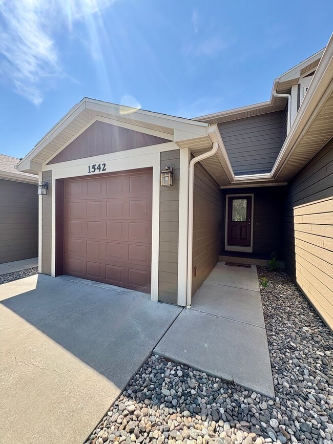 Building Photo - Beautiful West End Townhome – Spacious & M...
