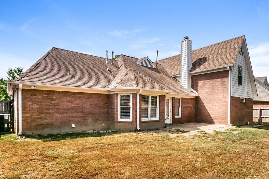 Building Photo - 1984 Bohemia Dr