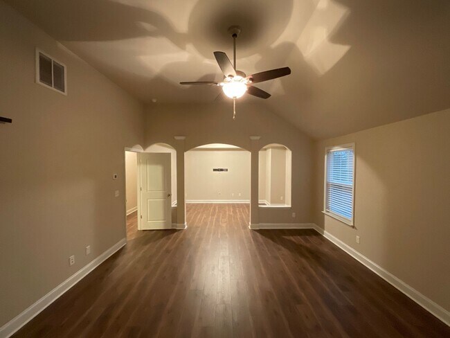 Building Photo - 688 Tree Top Trl