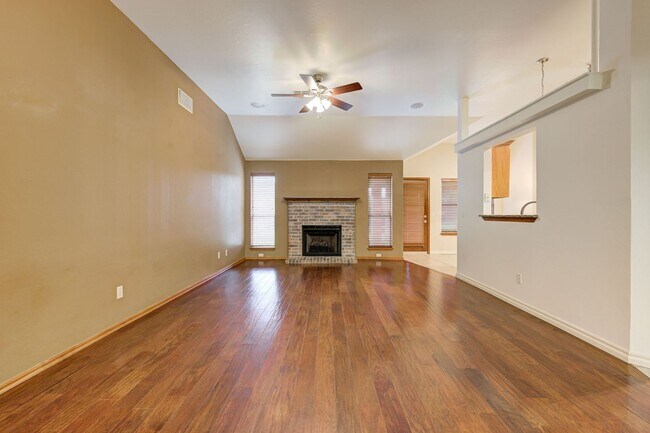Building Photo - Amazing 4BD/3BTH home with a 3 car garage ...