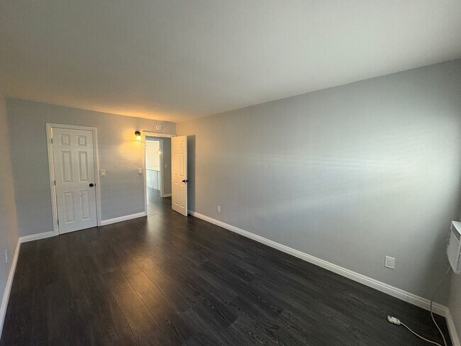Building Photo - Tri-plex 2 bedroom 1 bathroom apartment of...