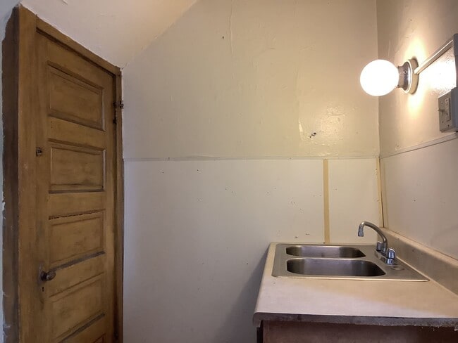 Building Photo - 503-503 McLane Ave