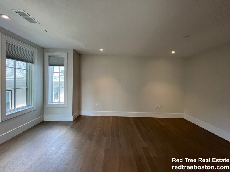 Building Photo - 20 Marion St