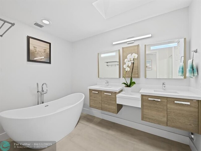 Building Photo - 1705 E Las Olas Blvd