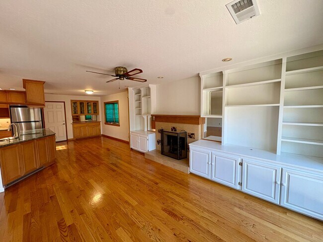 Building Photo - 3057 Carleton Pl