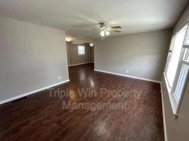 Building Photo - 1105 S Waterford Dr