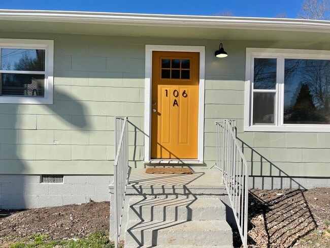 Building Photo - Updated 3 bed 2 bath duplex near downtown ...