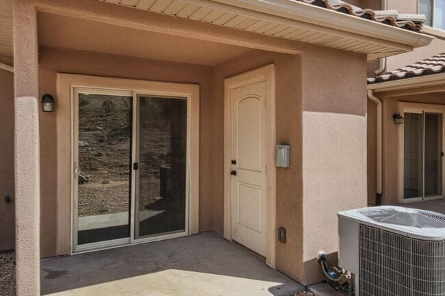 Building Photo - Beautiful Fossil Hills END UNIT!!