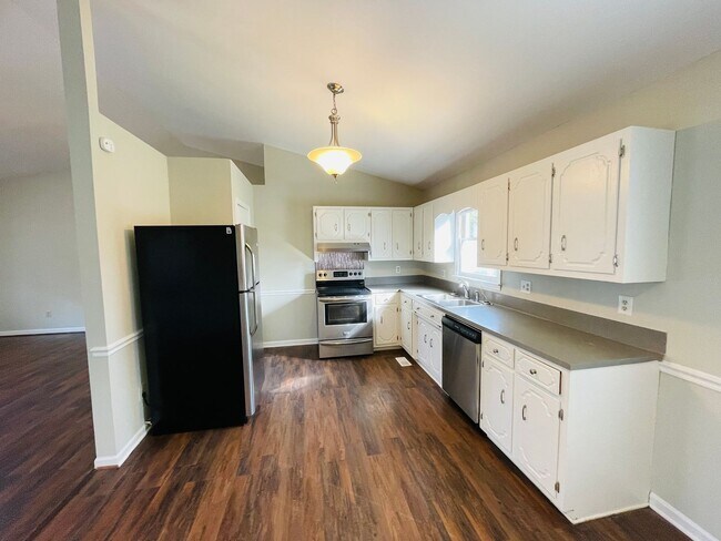 Building Photo - Available Now! North Lincoln Schools - 3 Bedrooms 2 Bath home on quiet street