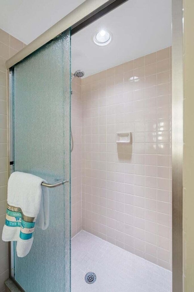 Building Photo - 9550 S Ocean Dr