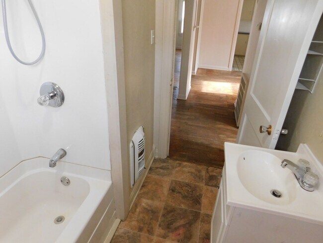Building Photo - 2 Bed 1 Bath House in El Dorado w/ Hardwoo...