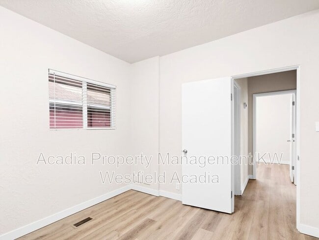 Building Photo - 3002 Porter Ave