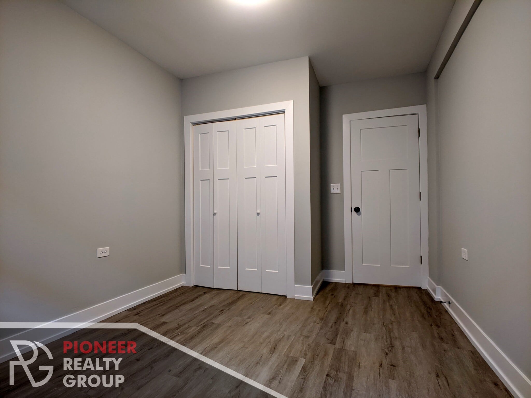 Building Photo - 812 W Waveland Ave