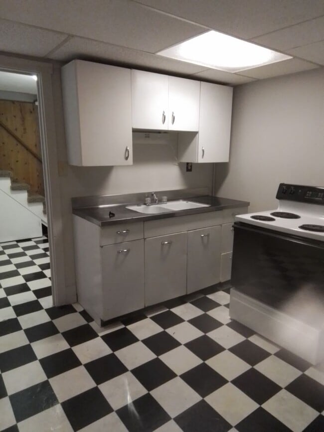 Building Photo - 4 Bedroom close to downtown, bike and walk...