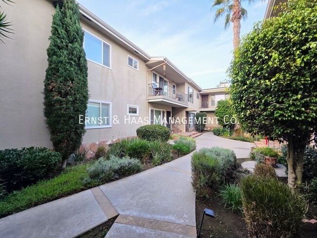 Building Photo - 2049 E 3rd St