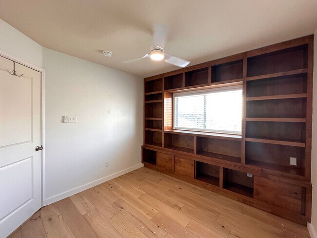 Building Photo - Two Story 3 Bedrooms 2.5 Bathrooms Home for Rent in Prime East of Austin Location, nearby Muller ...