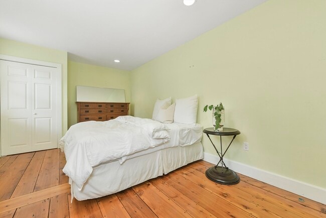 Building Photo - 93 Dresser St