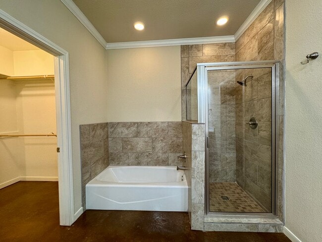 Building Photo - Savannah Court Luxury Townhomes