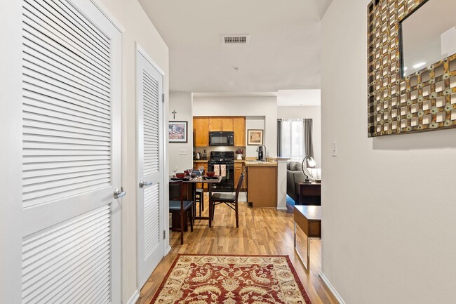 Building Photo - Downtown Island Hideaway -Mid Term Condo