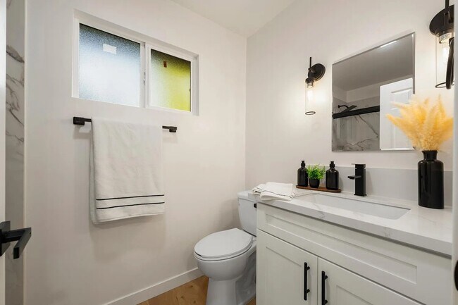 Building Photo - 5552 E Knoll Dr