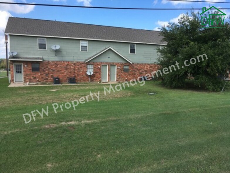 Primary Photo - Walnut Apartments