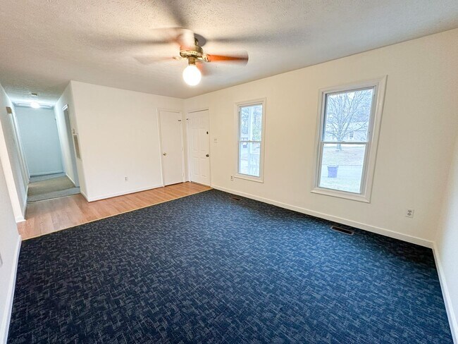 Building Photo - Move-In Ready on Large Corner Lot!