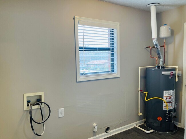 Building Photo - 1075 Eastview Rd NE