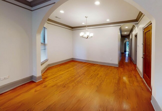 Building Photo - 438 E 45th Pl