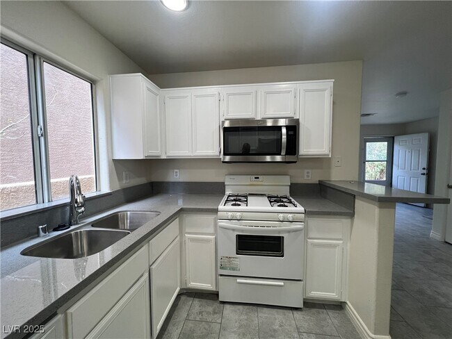 Building Photo - 5586 Lago Ct