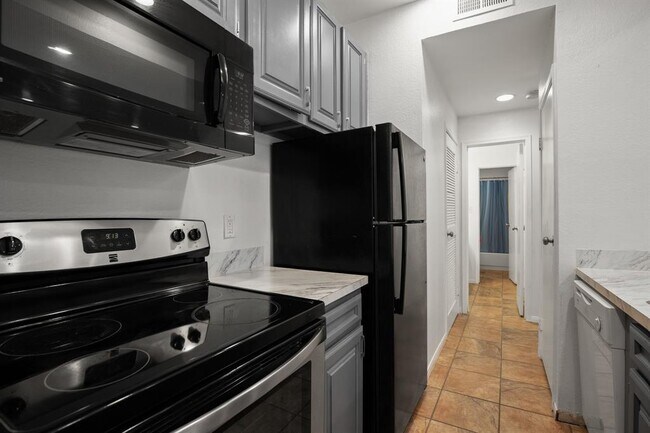 Building Photo - 2217 San Gabriel St