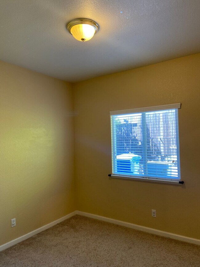 Building Photo - Chelsea Ridge - Broadstone. Walk to park, ...