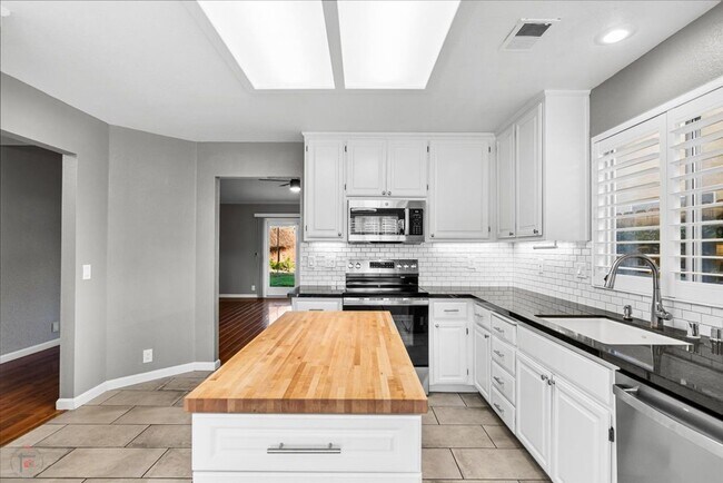 Building Photo - Lovely 3 Bedroom/2 Bath Home Located in Lodi Ca