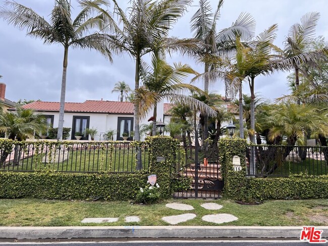 Primary Photo - 114 S Layton Dr