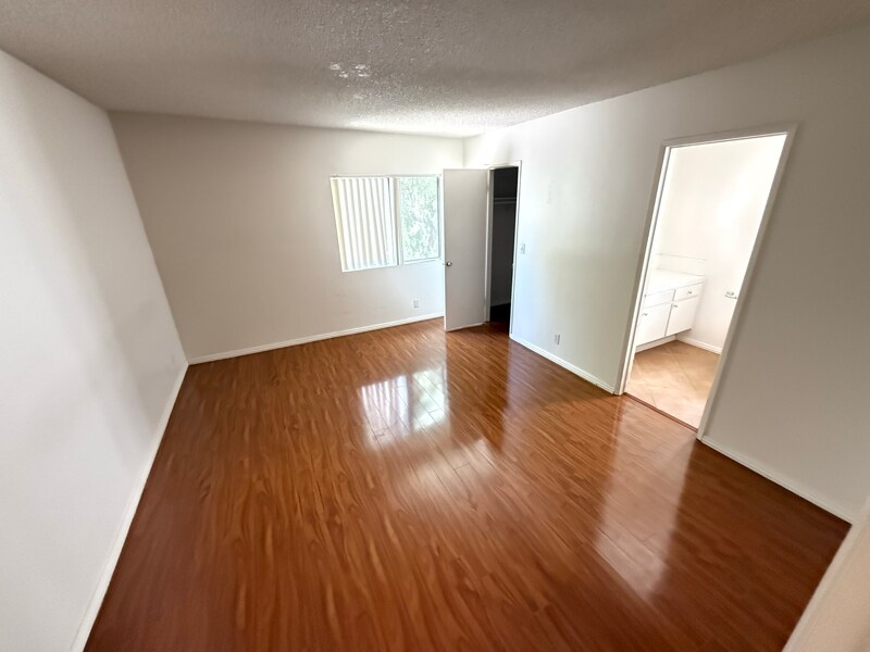 Building Photo - 14942 Burbank Blvd