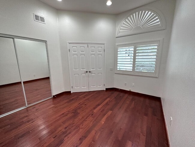 Building Photo - 2110 Northshore Dr