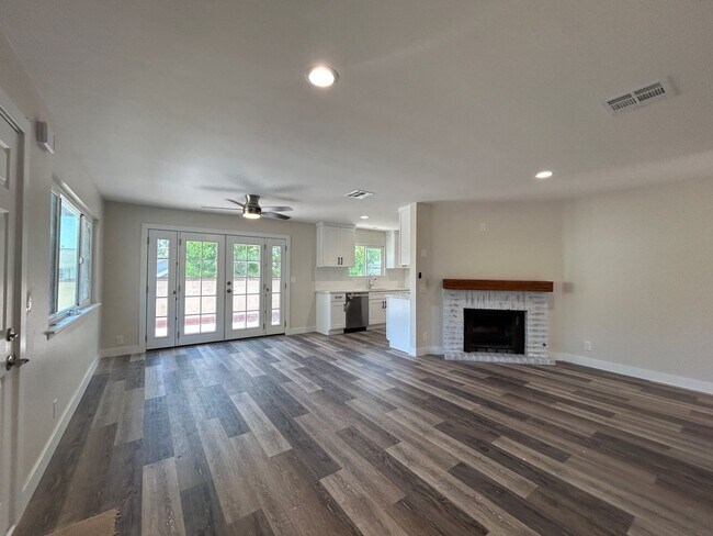 Building Photo - 603 N Pomona Ave