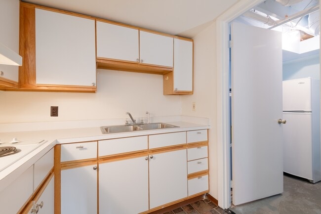 Building Photo - 1702 27th Ave