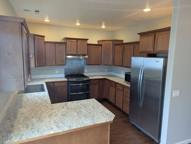 Building Photo - Beautiful well maintained 4 bedroom 3 bath...