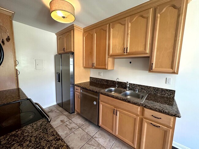 Building Photo - Spacious Upper level 1 bed -1 bath with parking and pool in Encino